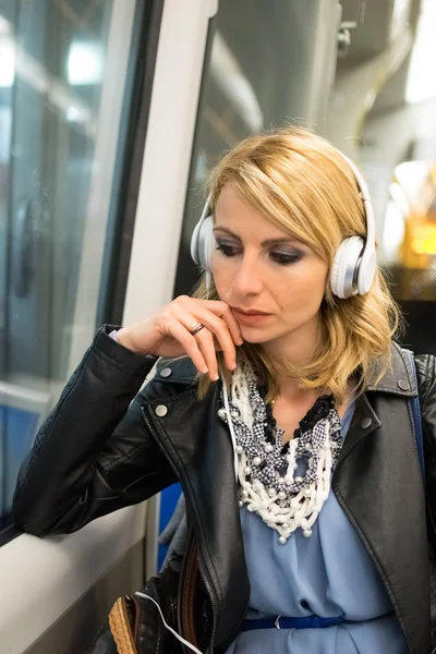 Frau in der U-Bahn — Stockfoto