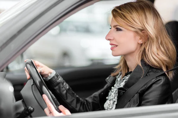 Žena řídí své auto — Stock fotografie