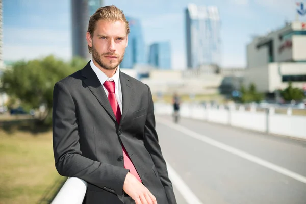 Bonito jovem empresário — Fotografia de Stock