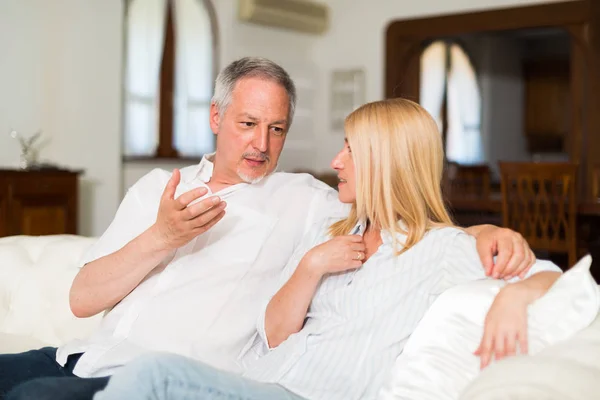 Man praten met zijn vrouw — Stockfoto