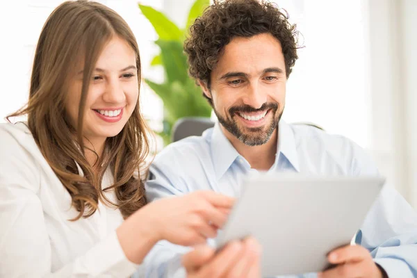 Mensen uit het bedrijfsleven onderzoeken gegevens — Stockfoto