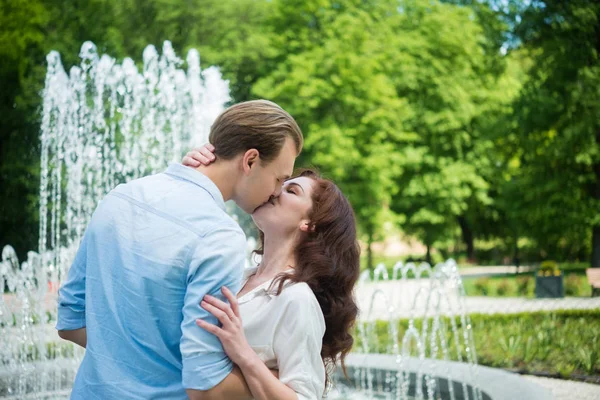 Paar zoenen buitenshuis — Stockfoto