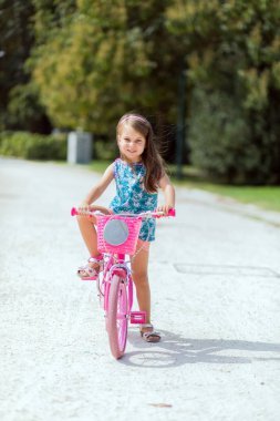 Çocuk onu bisiklet sürme