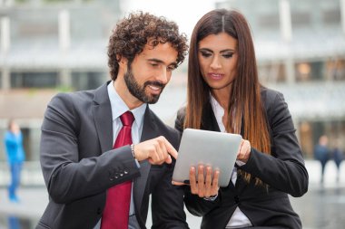 Tablet kullanarak iş adamları