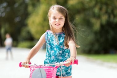 Çocuk onu bisiklet sürme