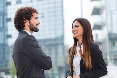 İş adamları konuşuyor.