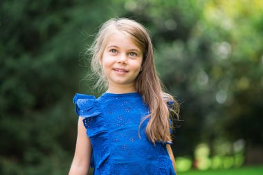 Gülümseyen güzel çocuk