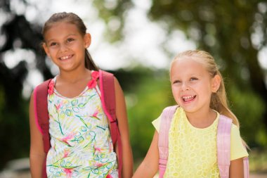 küçük kızlar okula gidiyor