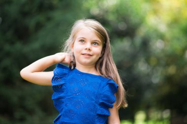 Gülümseyen güzel çocuk