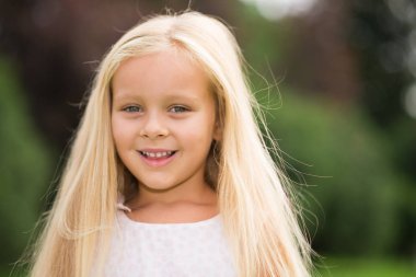 Gülümseyen güzel çocuk