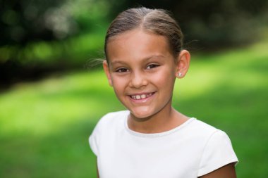 Gülümseyen güzel çocuk