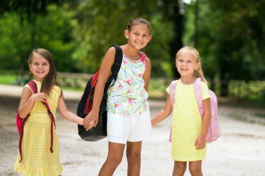 küçük kızlar okula gidiyor
