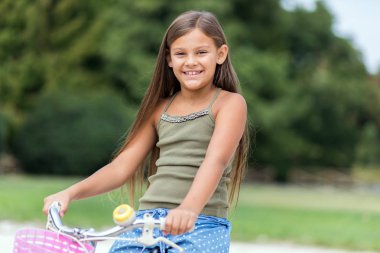 Çocuk onu bisiklet sürme