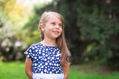 Gülümseyen güzel çocuk