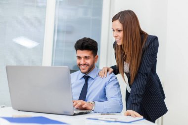 Ofiste çalışan iş ortakları 