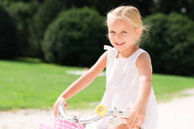 Çocuk onu bisiklet sürme