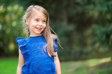 Gülümseyen güzel çocuk