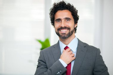 gülümseyen yakışıklı işadamı 