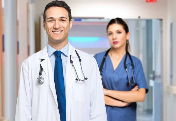 Kilku lekarzy w szpitalu — Zdjęcie stockowe