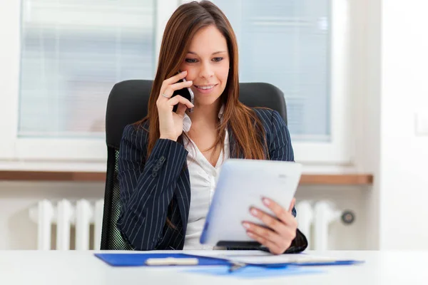 Hermosa mujer de negocios trabajando —  Fotos de Stock