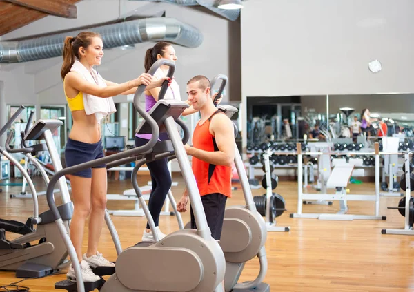 Mujeres haciendo ejercicio en un gimnasio — Foto de Stock