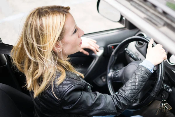 Frau am Steuer ihres Autos — Stockfoto