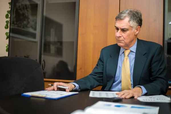 Empresário trabalhando em seu escritório — Fotografia de Stock