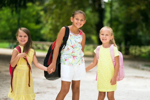 Dziewczynki chodzą do szkoły — Zdjęcie stockowe