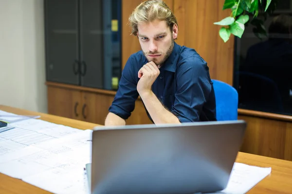 Empresário que trabalha no escritório — Fotografia de Stock