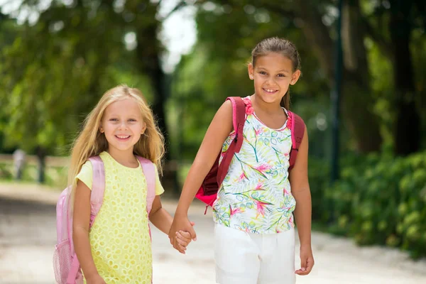 küçük kızlar okula gidiyor