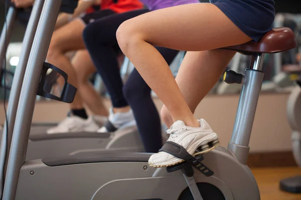 Personas en bicicleta en un gimnasio — Foto de Stock