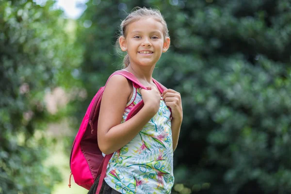 Fille va à l'école — Photo