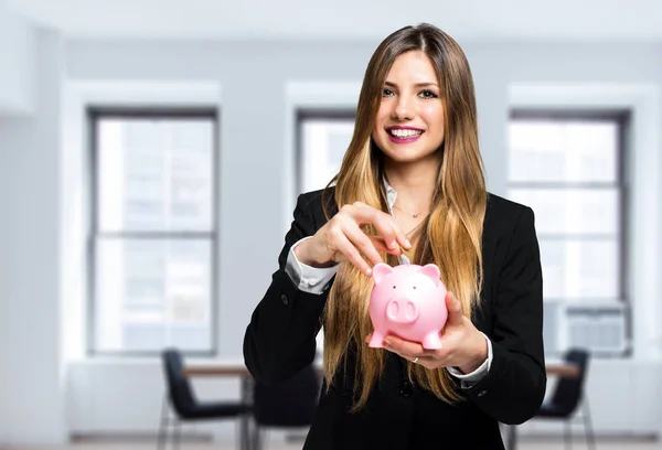Mooie zakenvrouw bedrijf piggy bank — Stockfoto