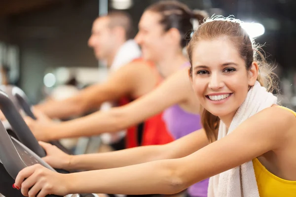 Gülümseyen bir spor salonunda genç kadın — Stok fotoğraf