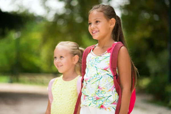 Meninas indo para a escola — Fotografia de Stock