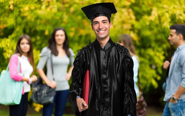 Estudantes sorridentes no parque — Fotografia de Stock