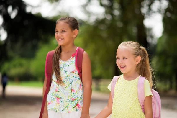 Små flickor gå i skolan — Stockfoto