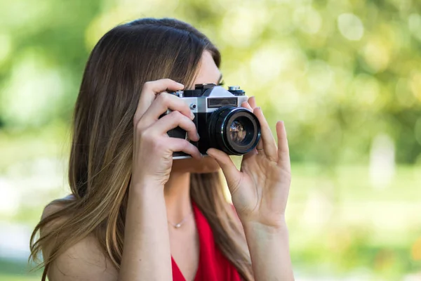 Woman taking pics with camera — Stock Photo, Image