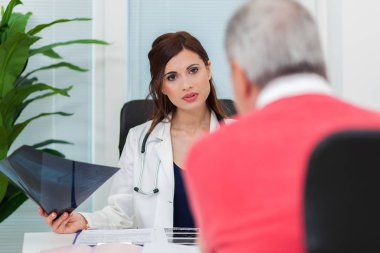 Doktor hastaya ziyaret sırasında söz