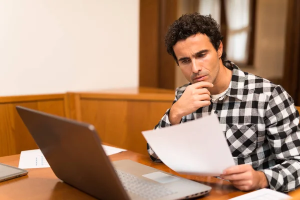 El hombre teletrabajo en casa — Foto de Stock