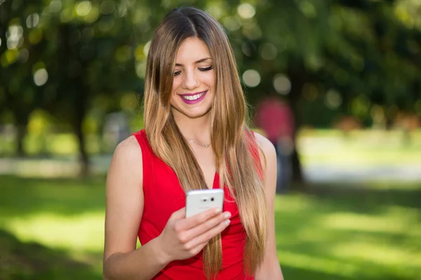 Mujer joven usando smartphone — Foto de Stock
