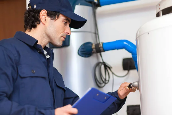 Técnico de mantenimiento de un calentador de agua caliente — Foto de Stock