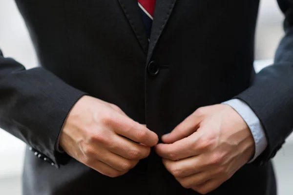 Detail eines Mannes, der seinen Anzug zuknöpft — Stockfoto