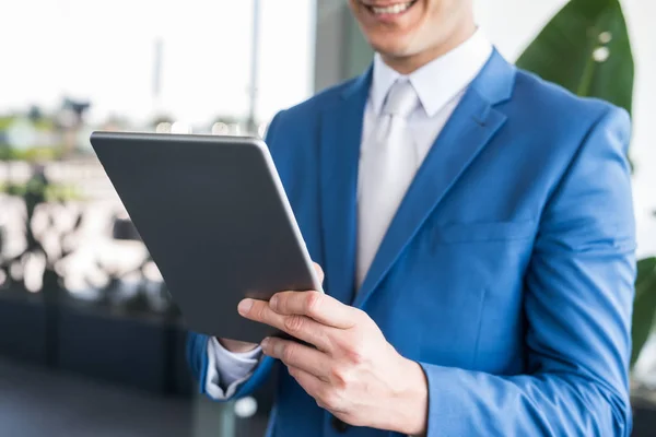 Affärsman med hjälp av Tablet PC — Stockfoto