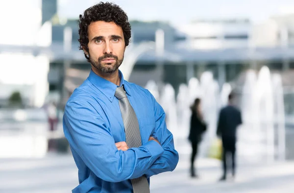 Schöner Manager verschränkte Arme — Stockfoto