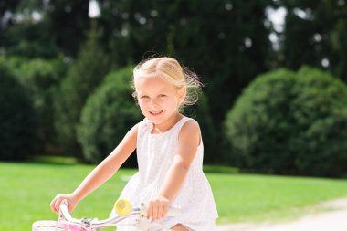 Çocuk onu bisiklet sürme