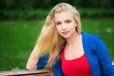 bir parkta gülümseyen kadın