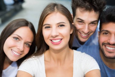 Bir grup mutlu arkadaş