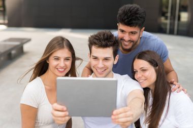 arkadaşlar selfie almak Tablet kullanma