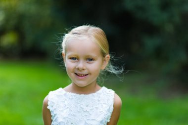 Gülümseyen güzel çocuk  